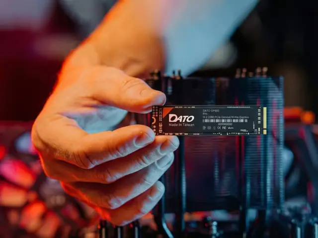 Meet the DATO DP900 Gen4 SSD. 🤩Engineered for extreme performance, it delivers blistering read speeds of 7,000 MB/s and write speeds of 6,500 MB/s.⚡️Whether it's powering complex AI computations, rendering heavy 3D workflows, or driving AAA gaming titles, the DP900 is the ultimate storage solution for the modern power user.💪#SDD #Gaming #PC #AIComputing #PCbuilding #Creator #Datotek