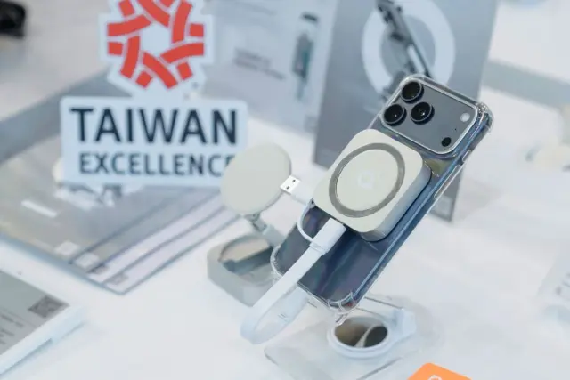 【COMPUTEX 2026 Highlights | DATOTEK at the Taiwan Excellence Pavilion🤩】Thank you to everyone who visited DATOTEK at the Taiwan Excellence Pavilion!🫶We were proud to showcase our Taiwan Excellence Award-winning innovations—ARES Q4+ and Quantum—alongside our latest AI-powered storage solutions. 🏆✨It was great connecting with visitors from around the world. Thank you for being part of our COMPUTEX 2026 journey! 🤝#TaiwanExcellence #COMPUTEX2026 #AIStorage #AIpssd #magsafe #portablessd #Datotek