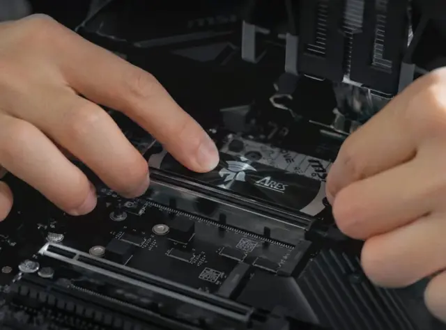 伝説のスピード。刃の鋭さ。⚔️ARES DARKSWORD PCIe Gen4x4 NVMe M.2 2280 SSDは、最大7,200MB/sの超高速読み取り速度と、際立つように設計されたプレミアムアルミニウムヒートシンクを兼ね備えています。冷たくメタリックな仕上げで輝き、伝説の武器の鋭く神秘的な美学をマザーボードに直接もたらします。パフォーマンスと美観を同時にアップグレードしましょう。#Darksword #ARES #Gen4SSD #Gaming #PCBuilding #GamingPC #Datotek